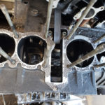 자동차 엔진룸분해된모습