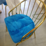 심플한 금색테두리에 방석이 깔려있는 이미지의 의자 사진입니다.simple chair