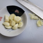 마늘 다지기전 얇게 잘라놓은 모습 /garlic