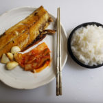 고등어구이와 김치 그리고 마늘이 곁들여진 맛깔스러운 런치모습/Korean food kimchi and grilled mackerel