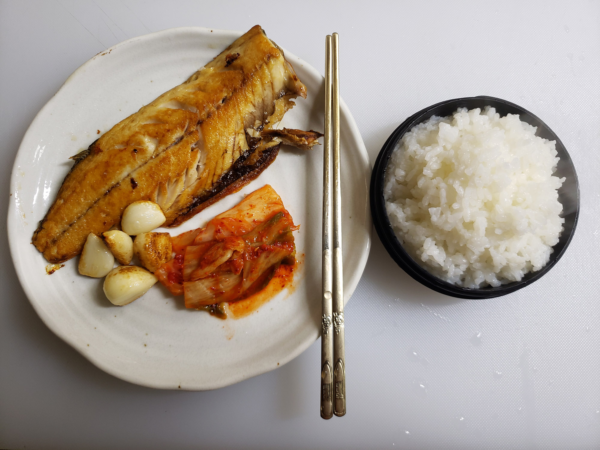 고등어구이와 김치 그리고 마늘이 곁들여진 맛깔스러운 런치모습/Korean food kimchi and grilled mackerel