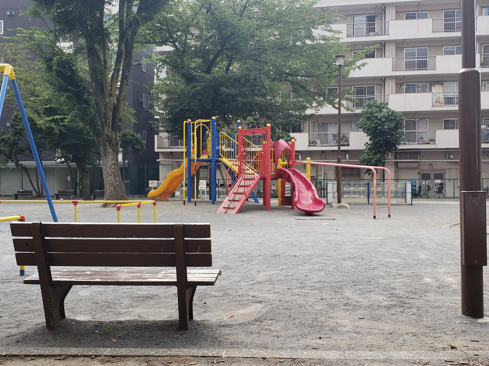 공원에 있는 벤츠와 놀이기구 사진입니다.  Photos of Mercedes and rides in the park.