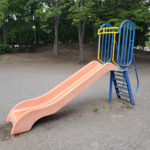 공원에 있는 미끄럼틀 사진입니다. It's a slide photo in the park.