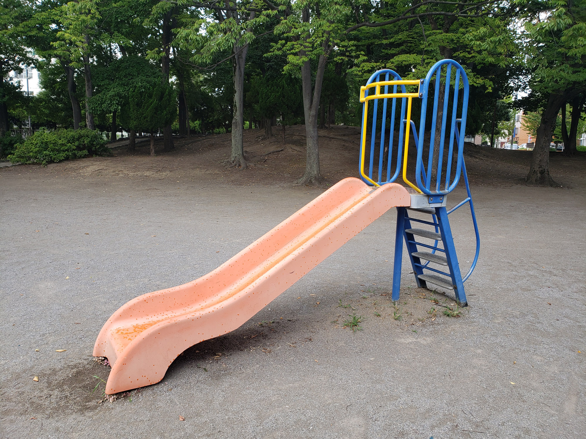 공원에 있는 미끄럼틀 사진입니다. It's a slide photo in the park.